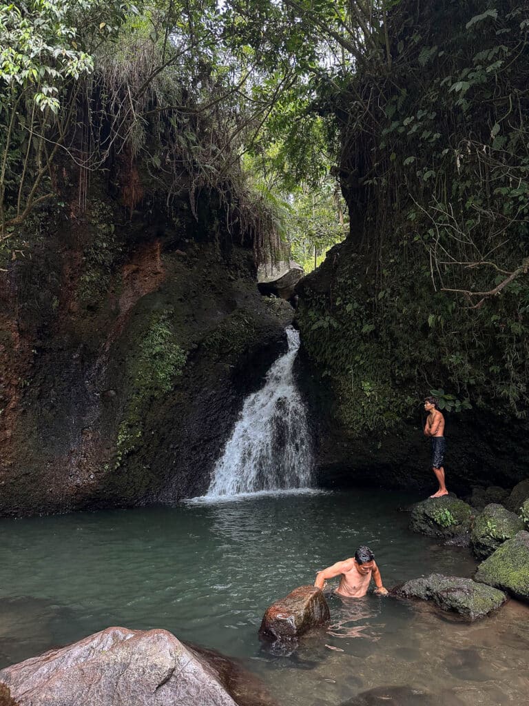 Voyageurs près d’une cascade à Tetebatu